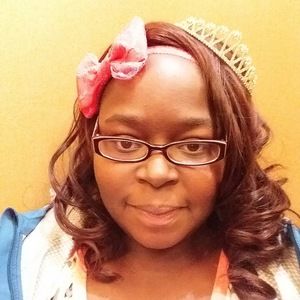 Meet your Posher, Lora